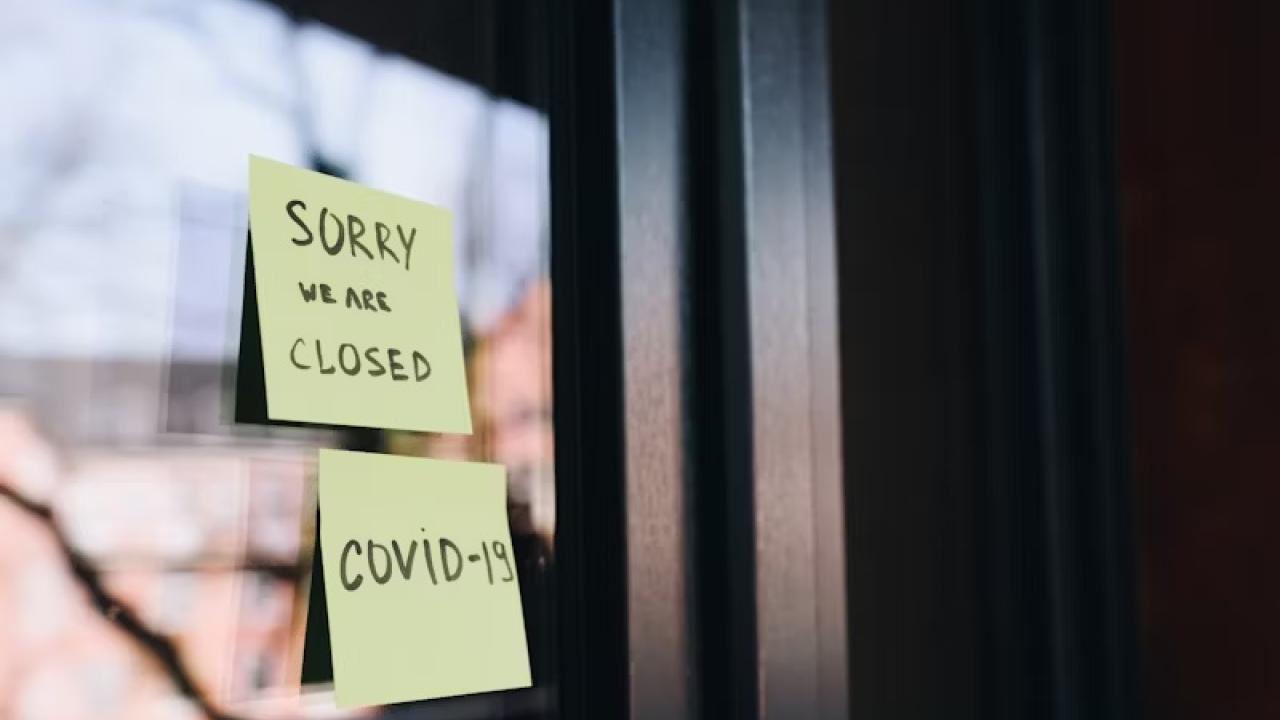 two sticky notes with closed covid-19